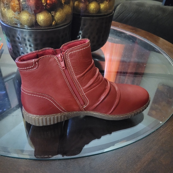 CLARKS RED LEATHER BOOTIES SIZE 12W - Picture 2 of 4